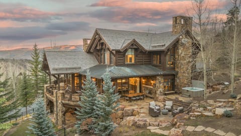 Property building, Patio, Hot Tub, Mountain view