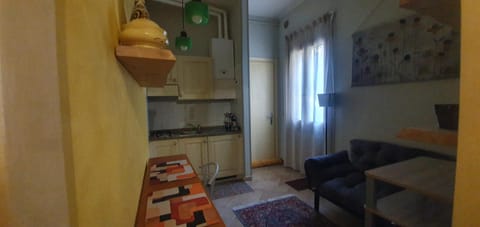 Kitchen or kitchenette, Seating area, stove