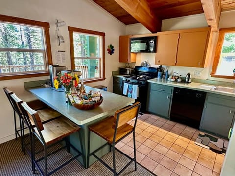 Coffee/tea facilities, Kitchen or kitchenette, Dining area, dishwasher, microwave, oven, stove, toaster