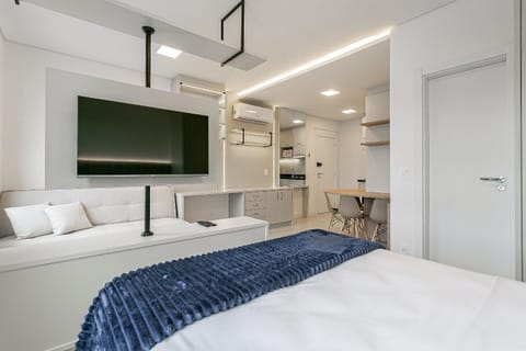Bed, TV and multimedia, Kitchen or kitchenette, Photo of the whole room, Bedroom, minibar, oven, air conditioner