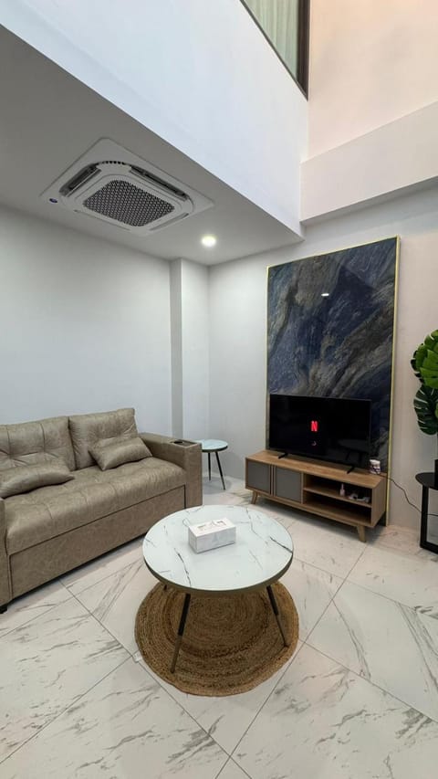 Communal lounge/ TV room, TV and multimedia, Living room, Seating area, air conditioner