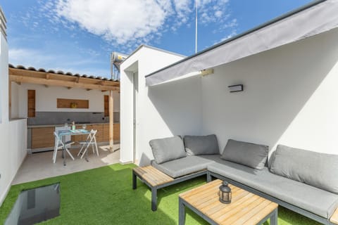 Property building, Balcony/Terrace, Living room