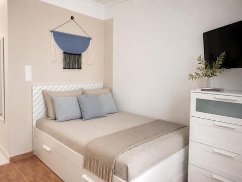 Bed, TV and multimedia, Photo of the whole room, Bedroom