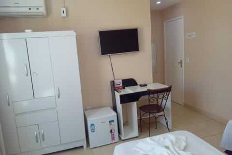 Bed, TV and multimedia, Photo of the whole room, wardrobe