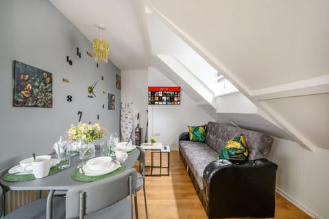 Bed, Living room, Photo of the whole room, Seating area