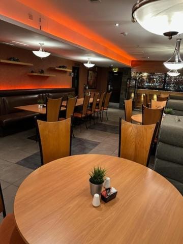 Restaurant/places to eat, Seating area
