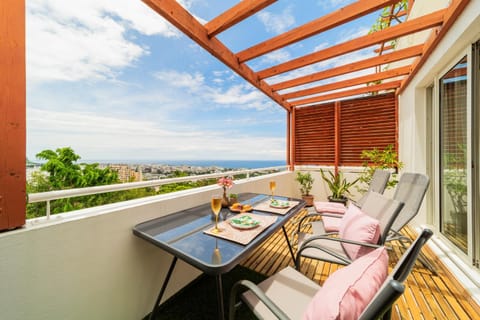 View (from property/room), Balcony/Terrace, Dining area, Sea view