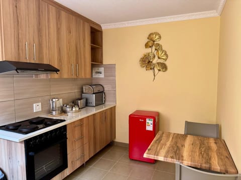 Coffee/tea facilities, Kitchen or kitchenette, Dining area, oven, stove, toaster