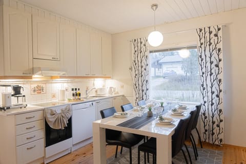 Coffee/tea facilities, Kitchen or kitchenette, Dining area, stove