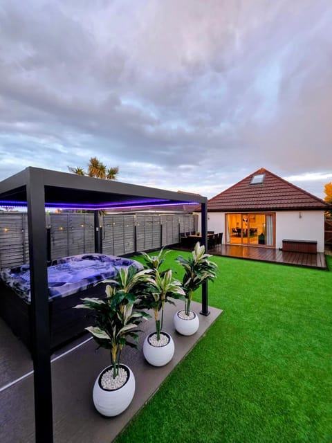 Garden, Hot Tub, Garden view