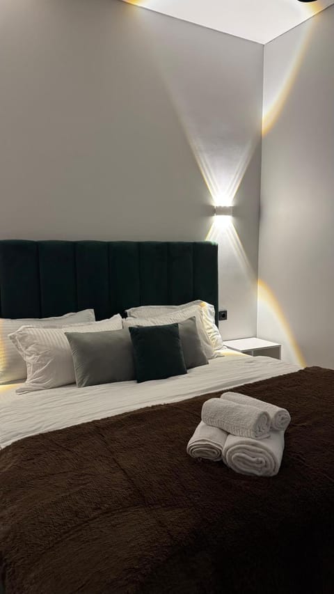 Bed, Photo of the whole room, Bedroom, bunk bed, towels