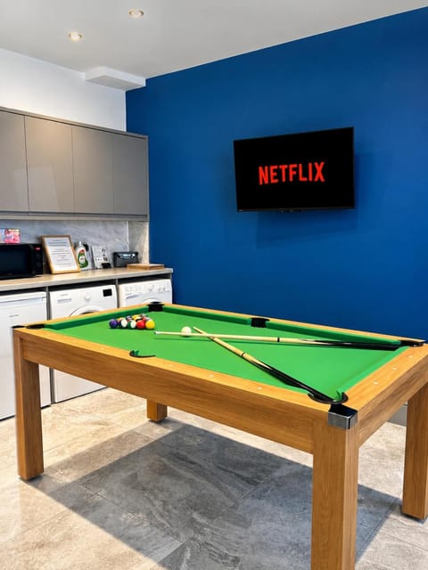 Communal lounge/ TV room, TV and multimedia, Food and drinks, Dining area, Diving, Food