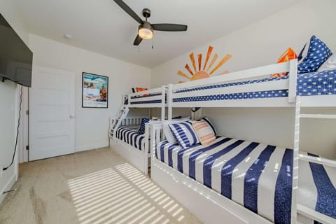Bedroom, bunk bed
