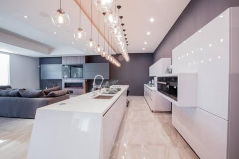 Beverly Hills Luxurious 4BR Villa with Pool and Views House in Beverly Hills