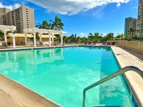 Charming Twin-Joined Studio with Plentiful Space House in McCully-Moiliili