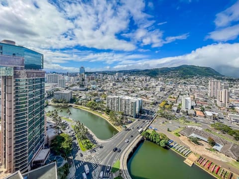 Charming Twin-Joined Studio with Plentiful Space House in McCully-Moiliili