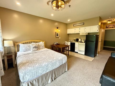 Kitchen or kitchenette, Dining area, Bedroom, oven