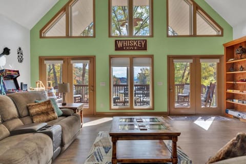 Whiskey Cove Lakefront 2 Fireplaces 2 FirePits House in Baneberry