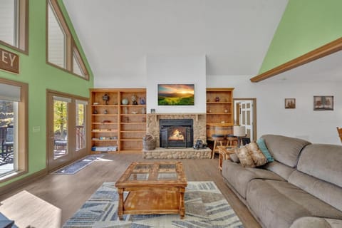 Whiskey Cove Lakefront 2 Fireplaces 2 FirePits House in Baneberry