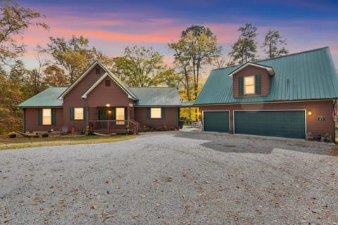 Whiskey Cove Lakefront 2 Fireplaces 2 FirePits House in Baneberry