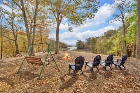 Whiskey Cove Lakefront 2 Fireplaces 2 FirePits House in Baneberry