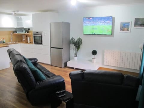 Communal lounge/ TV room, TV and multimedia, Living room, Seating area, Dining area