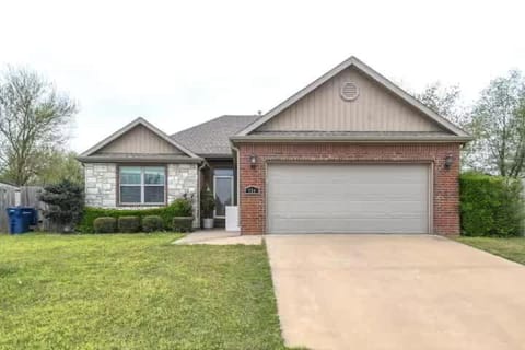 Cypress Ct Estate House in Siloam Springs