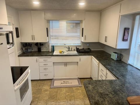 Spacious Retreat 3 Miles to Airport 12 to Seattle House in Burien