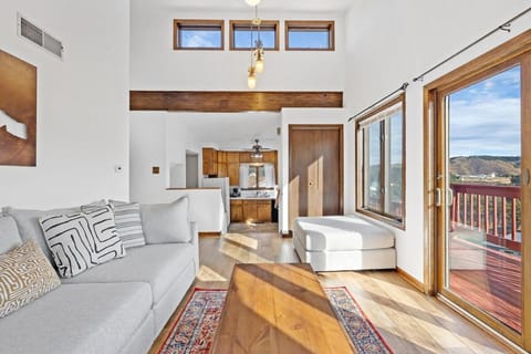 View (from property/room), Balcony/Terrace, Living room