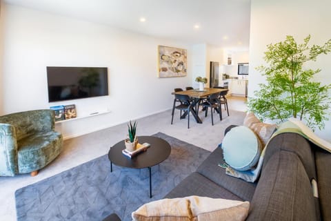 TV and multimedia, Living room, Seating area, Dining area, Evening entertainment
