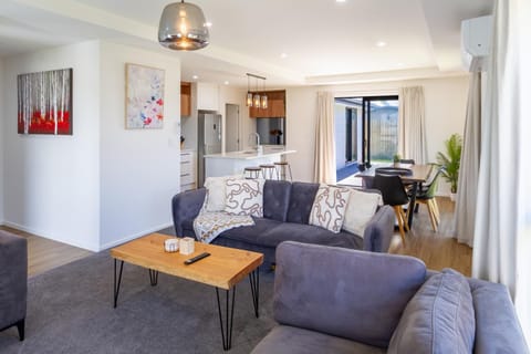 Kitchen or kitchenette, Living room, Seating area, Dining area, stove