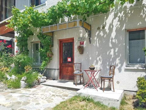 Patio, Facade/entrance