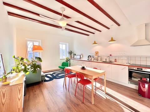 Kitchen or kitchenette, Living room, Seating area, Dining area