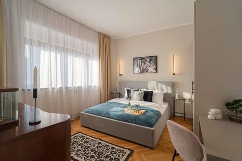 Bed, TV and multimedia, Photo of the whole room, Bedroom, towels