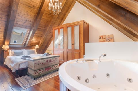 Bed, Hot Tub, Photo of the whole room, Bedroom, Bath