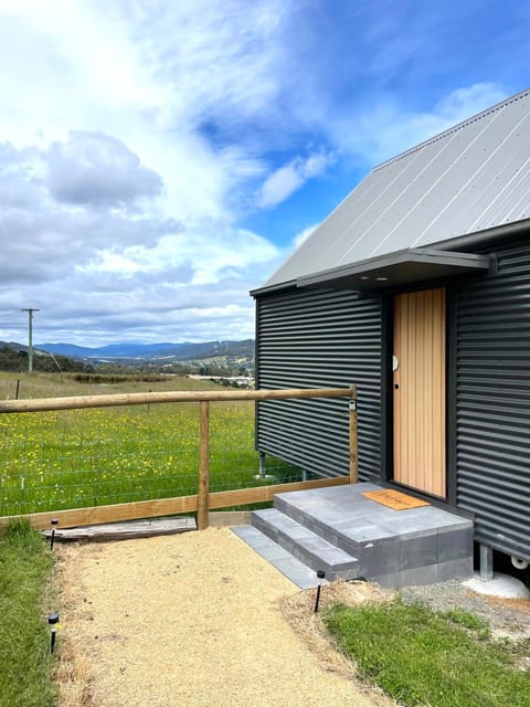 NEW Luxury Cabin with Scenic Views & Farm Charm Cabin in Huonville