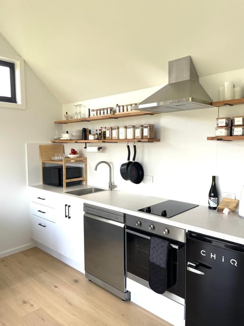 NEW Luxury Cabin with Scenic Views & Farm Charm Cabin in Huonville