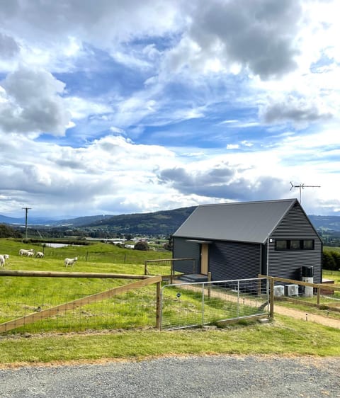 NEW Luxury Cabin with Scenic Views & Farm Charm Cabin in Huonville