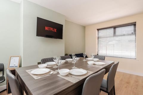 Spacious 3BR Home - Pool Table - Games - Sleeps 9 House in Salford