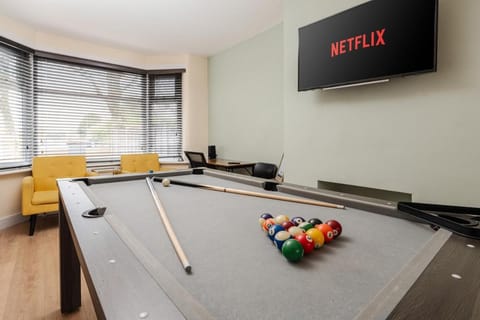 Spacious 3BR Home - Pool Table - Games - Sleeps 9 House in Salford