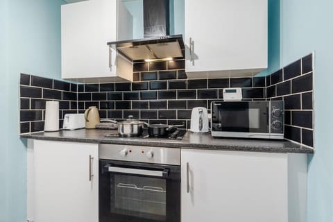 Spacious 3BR Home - Pool Table - Games - Sleeps 9 House in Salford