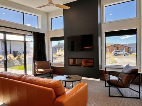 TV and multimedia, View (from property/room), Living room, Seating area, fireplace