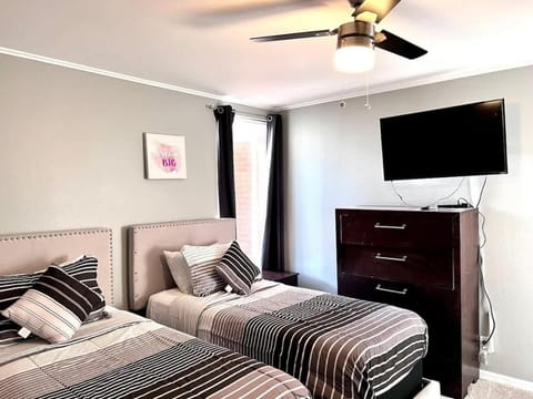 Modern 2BD Pool Six Flags Grand Prairie GP08B Apartment in Arlington