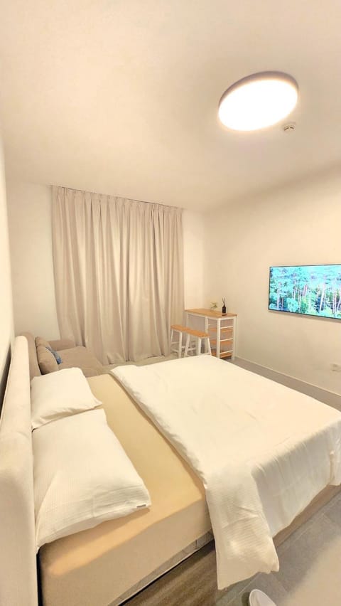 Bed, TV and multimedia, Photo of the whole room, Bedroom