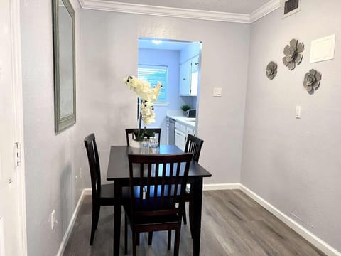 Modern 2BD Pool DFW South Irving I20 House in Irving