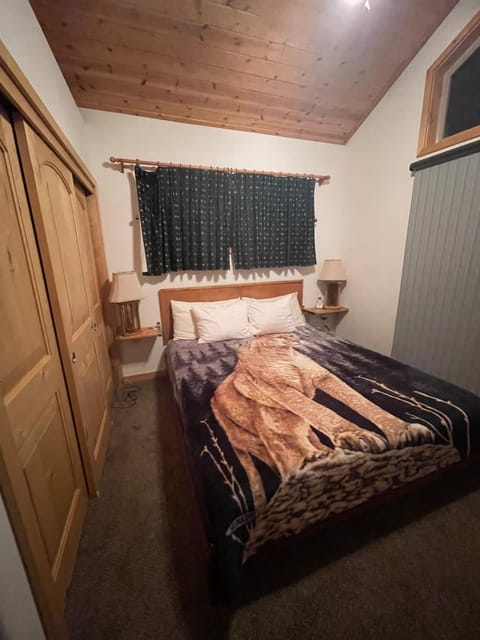 Mountainside Family Chalet House in Yosemite Park Way