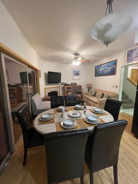 Mountainside Family Chalet House in Yosemite Park Way