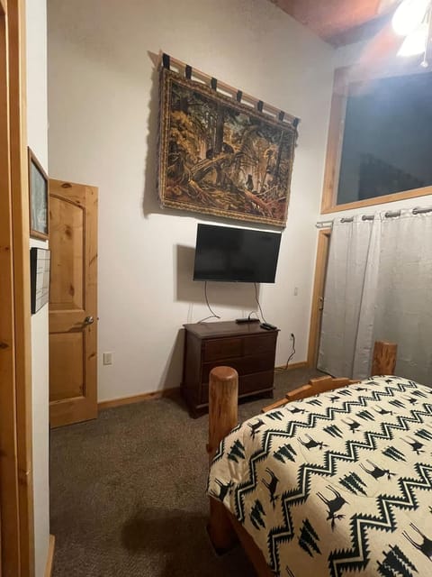 Mountainside Family Chalet House in Yosemite Park Way