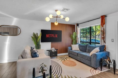 Prized by Florida |Private Pool and HotTub Oasis| House in Fort Lauderdale