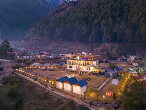 Property building, Restaurant/places to eat, Day, Natural landscape, Bird's eye view, Mountain view, Location